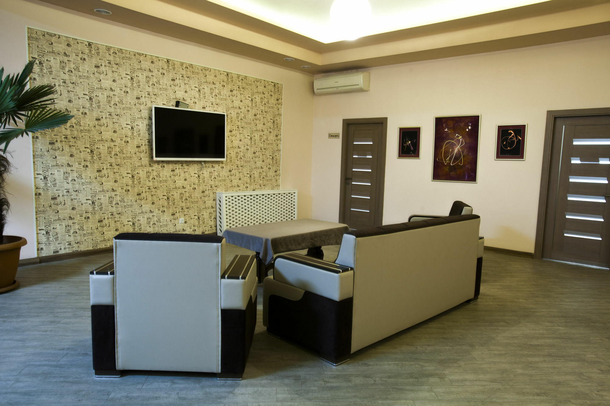 Holiday Hotel & Hostel Yerevan Luaran gambar
